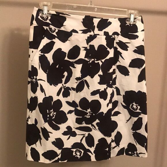 Simply Vera Vera Wang Dresses & Skirts - Simply Vera Black & White Floral Skirt - Size 4